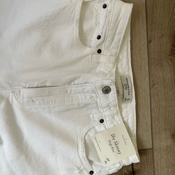 Never worn with tags : Abercrombie curve love skinny jeans. - Picture 11 of 11